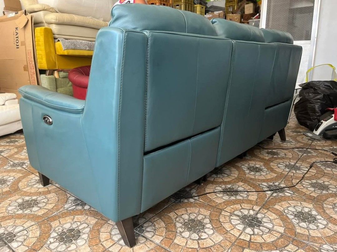 sofa (Category: Sofas) located in Valenzuela. Submitted by jenelyn6 (Listing ID 1355750711, Image 3). Description: Mine lazy Boy Almost New No damage Free shipping lalamove and bus shipping COD Manila area PHP28000.