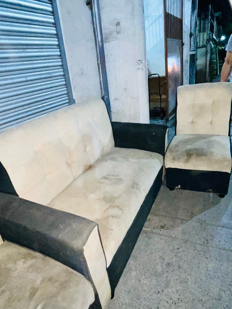SOFA SET (Category: Sofas) located in Pasig City. Submitted by sm_thehouseoftrends. (Listing ID 1355754300, Image 2). Description: Madumi lang kasi matagal na stock. Pero goods pa po! Matibay na klqse na sofa. With free glass center table. Loc. Pasig.