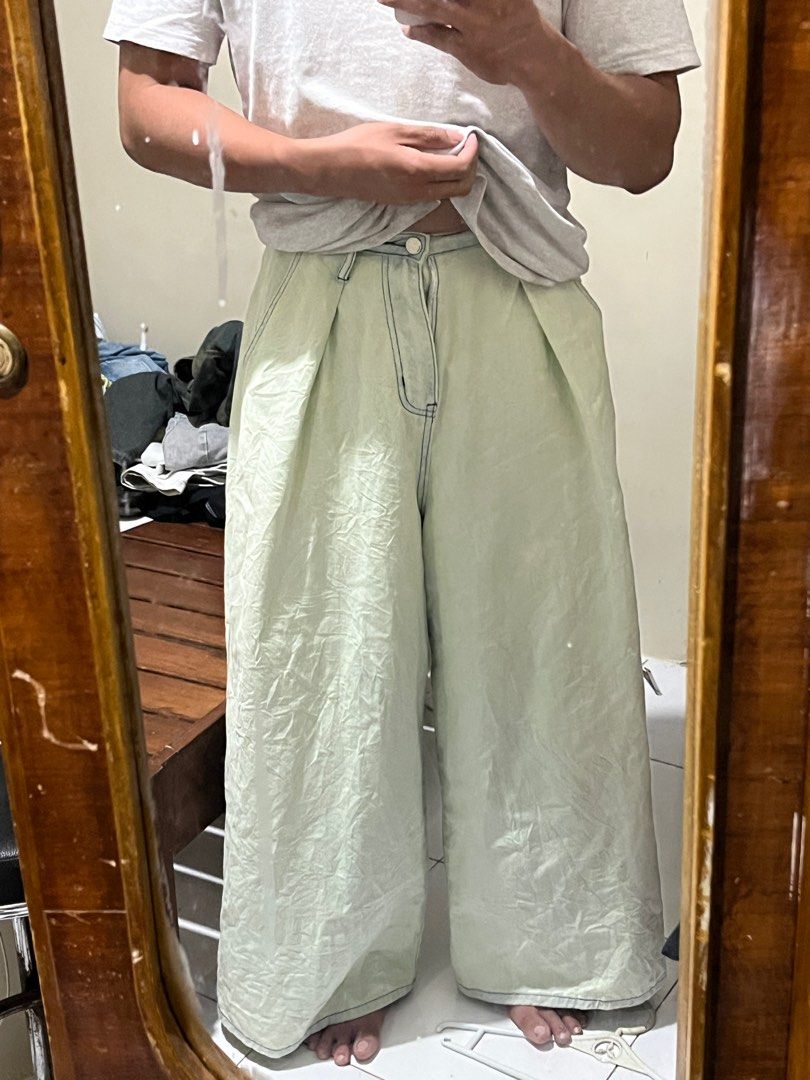 Super Baggy Light Washed Godzilla Pants (Category: Jeans) located in Alaminos. Submitted by nangthrithriftlang (Listing ID 1355819788, Image 3). Description: W-27 L-40 Pinaka baggy na piece ko grabe leg opening 1200+sf Plantsahin nyo nalang mas lalo payang gaganda.