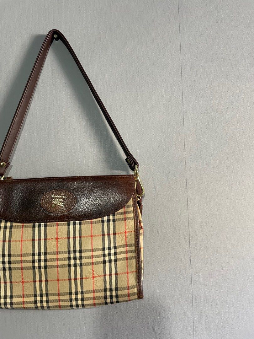Vintage Burberry (Category: Luxury Bags & Wallets) located in Taguig. Submitted by _curatedfits (Listing ID 1347782894, Image 2). Description: FS : Vintage Burberry shoulder bag Sign of usage ( 1,250 ) +sf Dm for more details 📩.