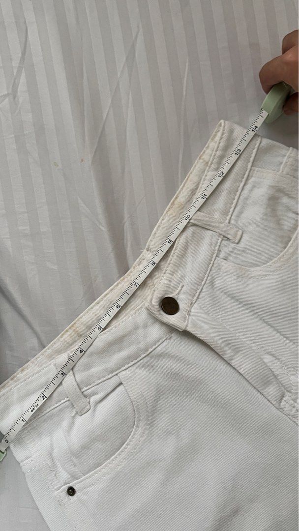 White straight cut denim jeans (Category: Jeans) located in Quezon City. Submitted by col.funshot (Listing ID 1355719434, Image 2). Description: Easiest way to elevate your look Well stored and taken care of Shipping c/o buyer (via lalamove) No returns. Don’t transact if not sure.