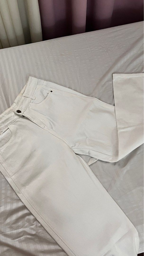 White straight cut denim jeans (Category: Jeans) located in Quezon City. Submitted by col.funshot (Listing ID 1355719434, Image 1). Description: Easiest way to elevate your look Well stored and taken care of Shipping c/o buyer (via lalamove) No returns. Don’t transact if not sure.