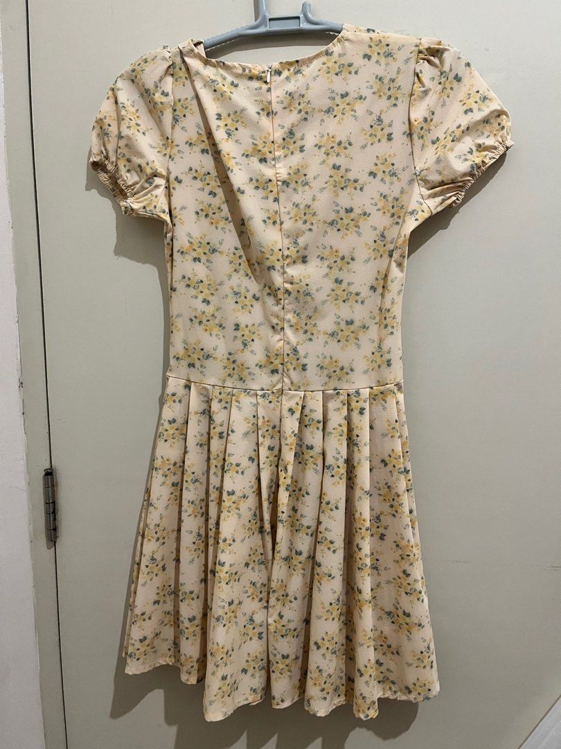Yellow Floral Dress (Category: Dresses) located in Manila. Submitted by cremeee (Listing ID 1355802061, Image 2). Description: Bought this for 650 sa orange app Used Once No Flaws Freesize.