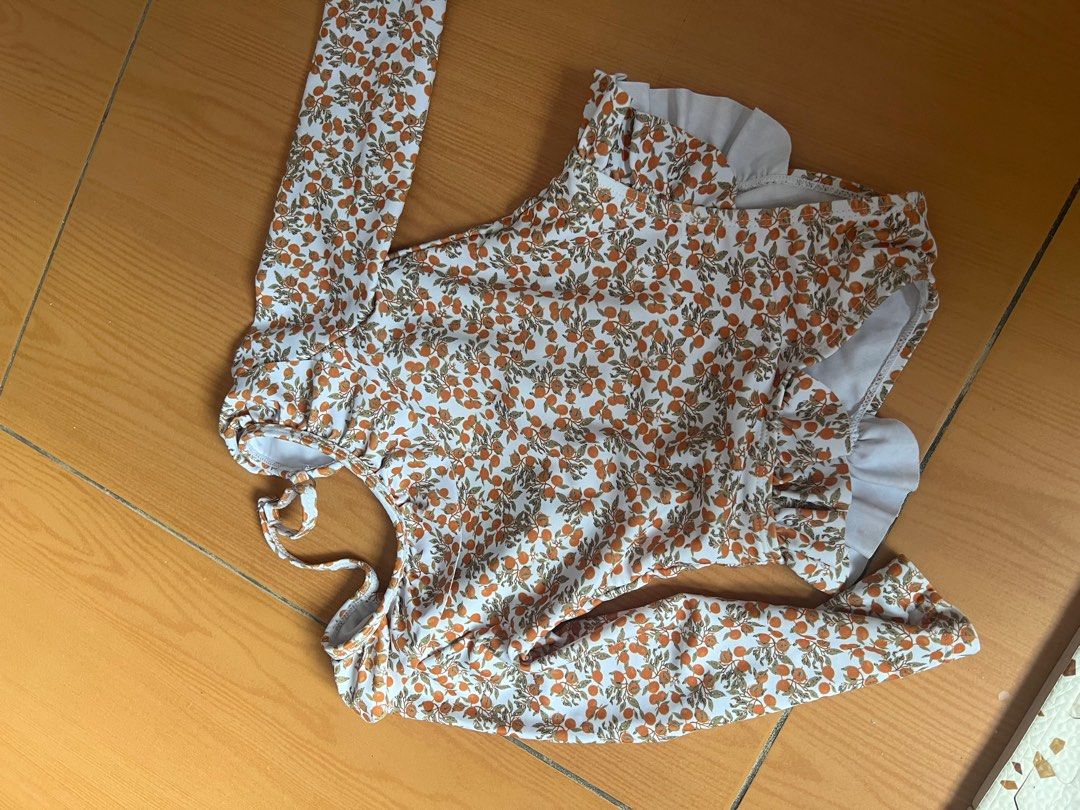 1-2 year old long sleeves swimsuit (Category: Babies & Kids Fashion) located in Quezon City. Submitted by fayebree (Listing ID 1357472305, Image 3). Description: .