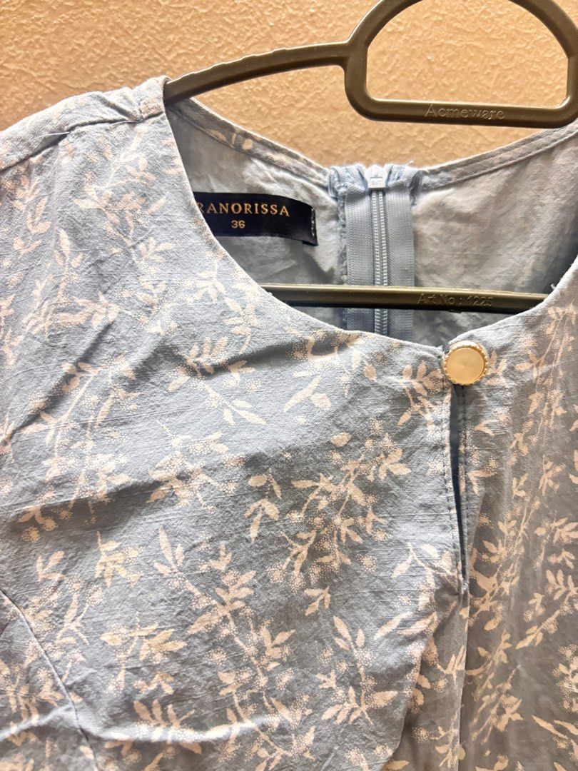 aronarissa kurung ( soft blue) (Category: Baju Kurung & sets) located in Kuala Lumpur. Submitted by bungaaa_97 (Listing ID 1357504378, Image 2). Description: beli 2 tahun lepas kat butik . nak jual sbb dah gemok . beli masa tu 2++ , tak ingat sngat harga . tapi sumpah baju ni cantik gila. tapi tu la tak tahu bila nak kurus balik . pattern ni nampak ayu and slim bila pakai . cutting dia cantik gila. prefer self pickup.