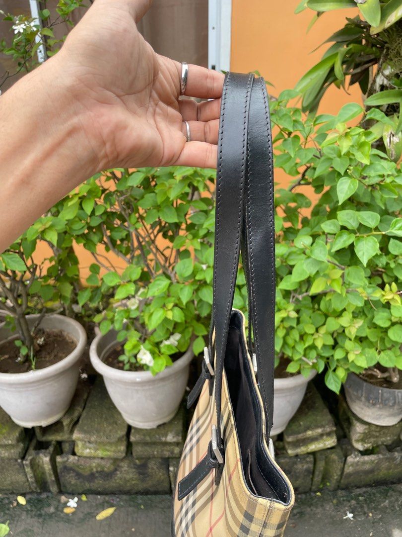 Authentic Burberry bucket bag (Category: Luxury Bags & Wallets) located in Mambajao. Submitted by ckali (Listing ID 1357456386, Image 3). Description: Japan suprlus sing of wear maganda lang awra.