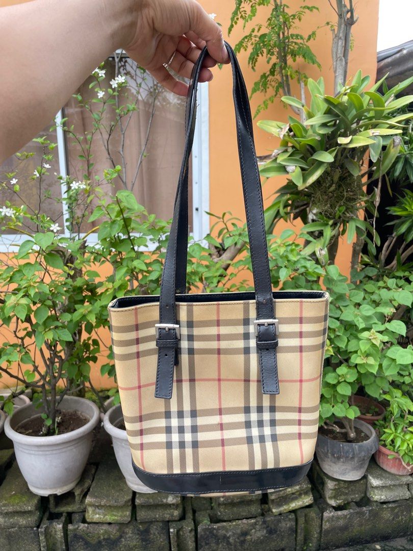 Authentic Burberry bucket bag (Category: Luxury Bags & Wallets) located in Mambajao. Submitted by ckali (Listing ID 1357456386, Image 1). Description: Japan suprlus sing of wear maganda lang awra.