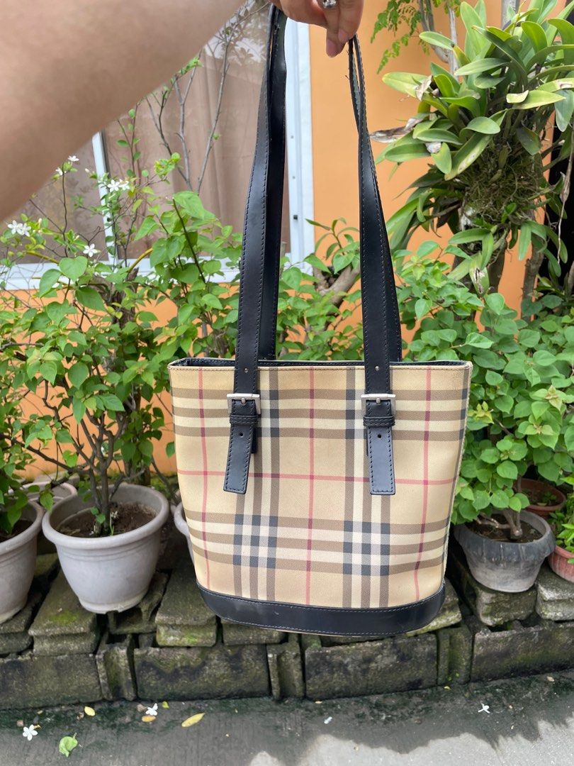 Authentic Burberry bucket bag (Category: Luxury Bags & Wallets) located in Mambajao. Submitted by ckali (Listing ID 1357456386, Image 2). Description: Japan suprlus sing of wear maganda lang awra.