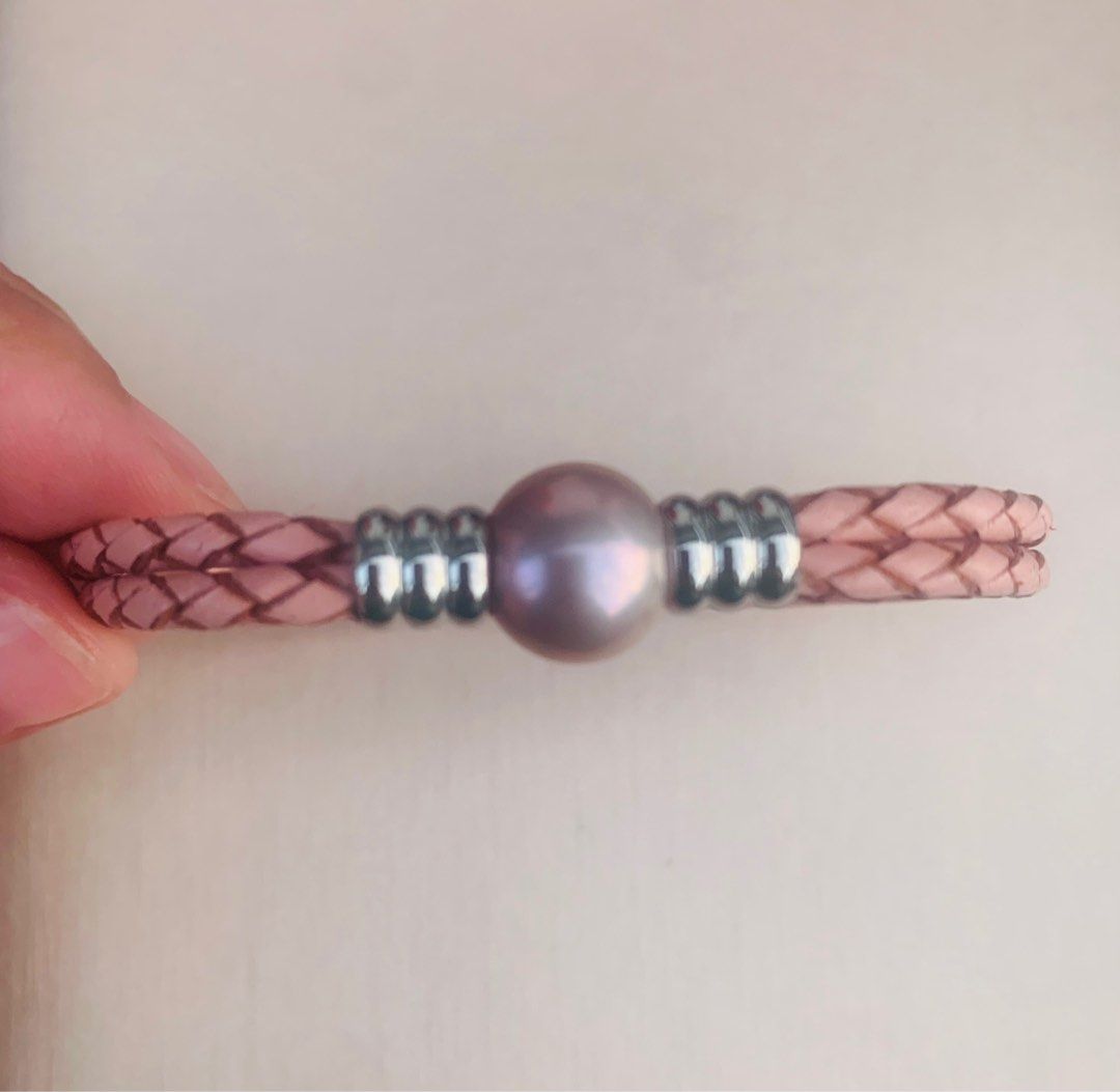 Authentic Edison Pink Freshwater Pearl Bracelet (Category: Bracelets) located in Manila. Submitted by chic_clicks (Listing ID 1357501370, Image 3). Description: Authentic Edison Pink Freshwater Pearl 11mm Leather bracelet Comes with certificate of authenticity.