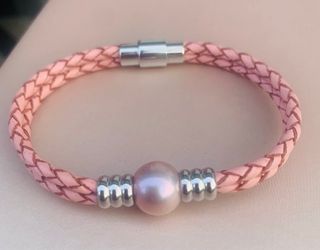 (Category: ) located in . Submitted by chic_clicks (Listing ID 1357501370, Image 1). Description: .