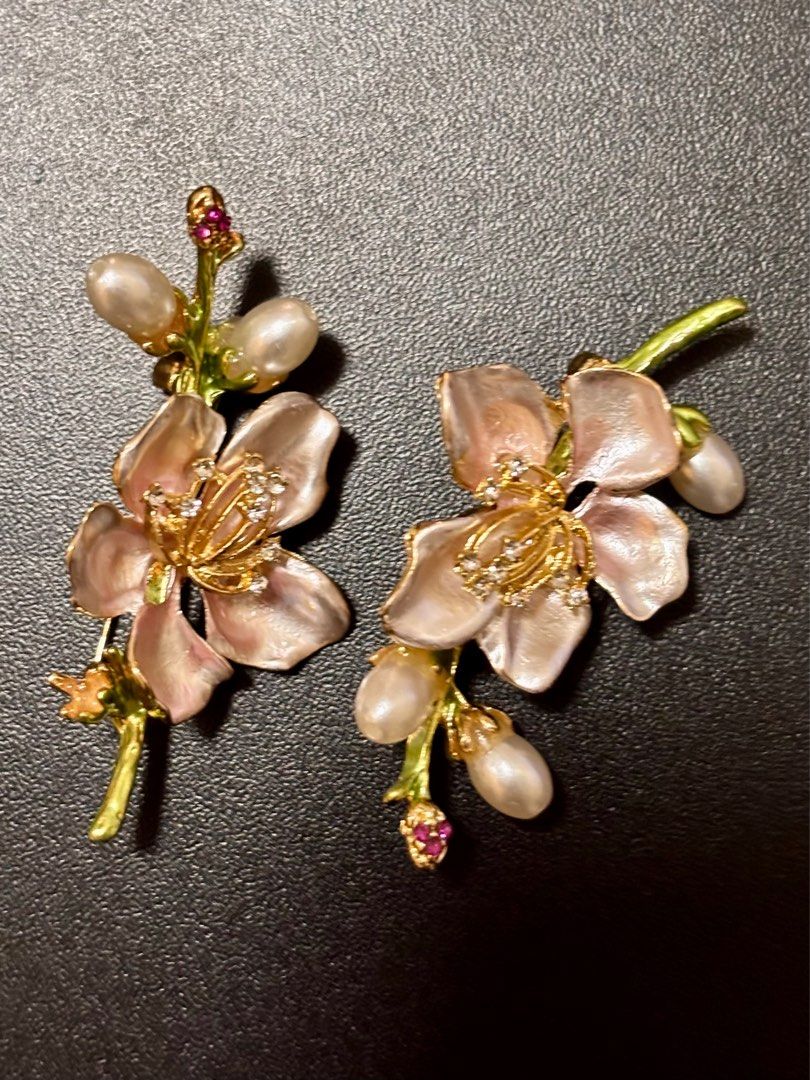 Brooch Pin (2pcs available) (Category: Brooches) located in Las Pinas. Submitted by stashstop (Listing ID 1357451934, Image 3). Description: 120php each.