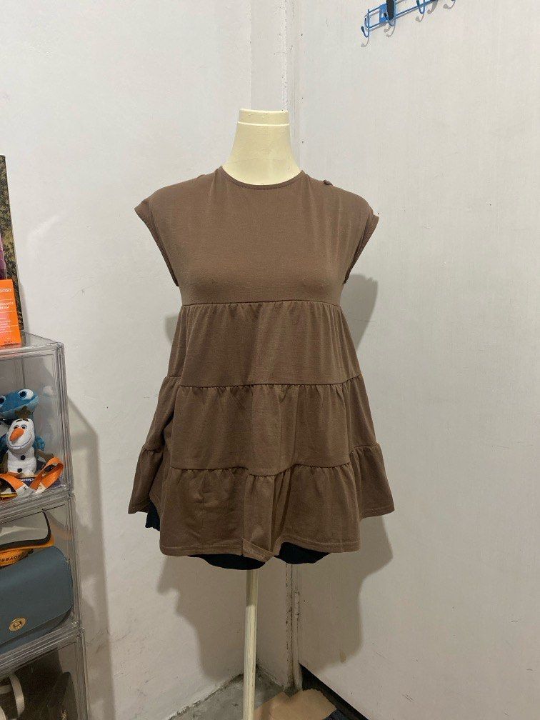 Brown Top (Category: Blouses) located in Quezon City. Submitted by pula_ (Listing ID 1357527252, Image 1). Description: .