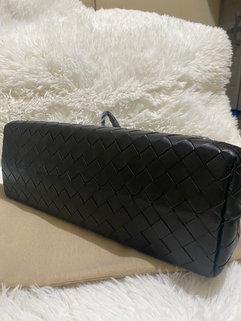BV Andiamo Medium Black (Category: Luxury Bags & Wallets) located in Makati City. Submitted by secondlyf (Listing ID 1357504668, Image 3). Description: BV Andiamo – Medium (Black) ✨ Crafted from genuine sheepskin leather with a luxurious matte gold hardware that’s both elegant and substantial. ✨ Hand-stitched intrecciato leather—a timeless, chic design perfect for work, daily errands, or casual outings. ✨ Versatile wear: Shoulder bag, crossbody, 