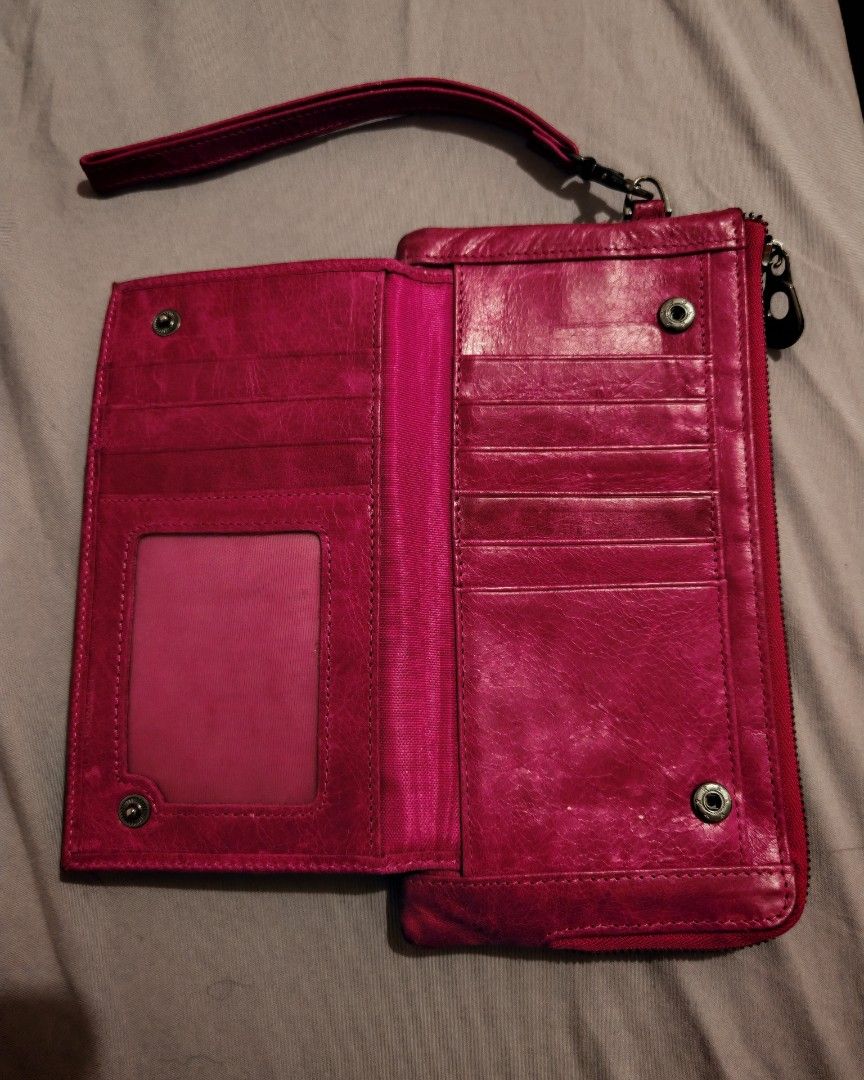Contacts Wallet for Women (Category: Clutches) located in Bacolod City. Submitted by chacha038 (Listing ID 1357534660, Image 2). Description: Multiple card storage. With bills and coin compartment. Well-used. With stains on corners..