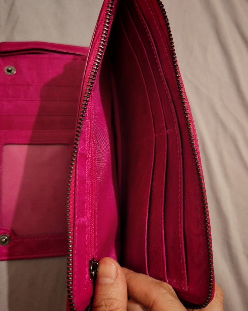 Contacts Wallet for Women (Category: Clutches) located in Bacolod City. Submitted by chacha038 (Listing ID 1357534660, Image 3). Description: Multiple card storage. With bills and coin compartment. Well-used. With stains on corners..