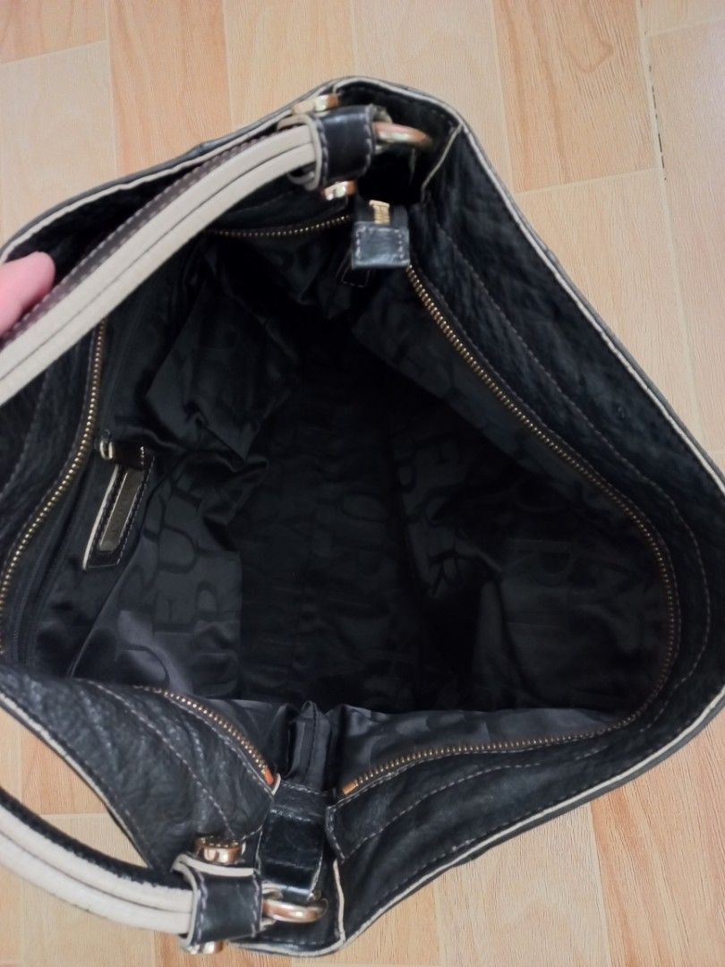 FURLA hobo bag (Category: Luxury Bags & Wallets) located in Lipa City. Submitted by abubotcorner (Listing ID 1357410289, Image 3). Description: authentic normal signs of usage (rubs on corners) 🚫 not for maselan.