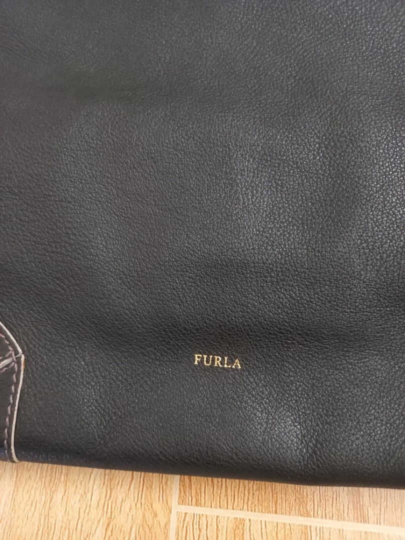 FURLA hobo bag (Category: Luxury Bags & Wallets) located in Lipa City. Submitted by abubotcorner (Listing ID 1357410289, Image 2). Description: authentic normal signs of usage (rubs on corners) 🚫 not for maselan.