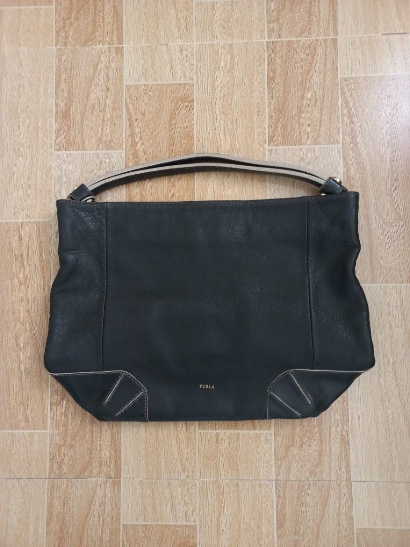 FURLA hobo bag (Category: Luxury Bags & Wallets) located in Lipa City. Submitted by abubotcorner (Listing ID 1357410289, Image 1). Description: authentic normal signs of usage (rubs on corners) 🚫 not for maselan.