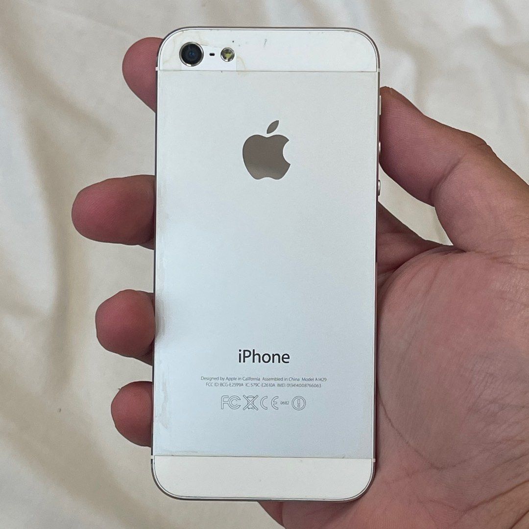iPhone 5 (Defective) (Category: Others) located in Cainta. Submitted by mockingjaymes (Listing ID 1357446888, Image 1). Description: Phone won’t turn on, but battery can still be charged and still be replaced!! Or you could just buy this for its parts..