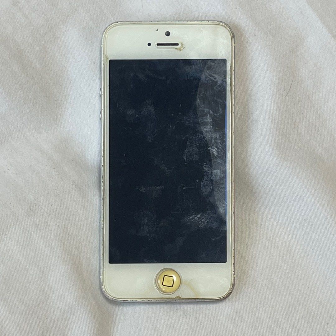 iPhone 5 (Defective) (Category: Others) located in Cainta. Submitted by mockingjaymes (Listing ID 1357446888, Image 2). Description: Phone won’t turn on, but battery can still be charged and still be replaced!! Or you could just buy this for its parts..