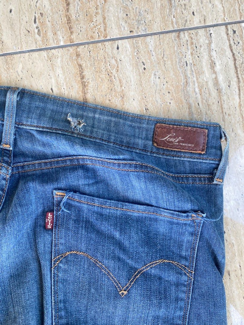 levis (Category: Jeans & Leggings) located in Kuala Pilah. Submitted by knvx1 (Listing ID 1357402401, Image 3). Description: pinggang 32 labuh 38 cawat 9.5 kaki 8 seluar perempuan.