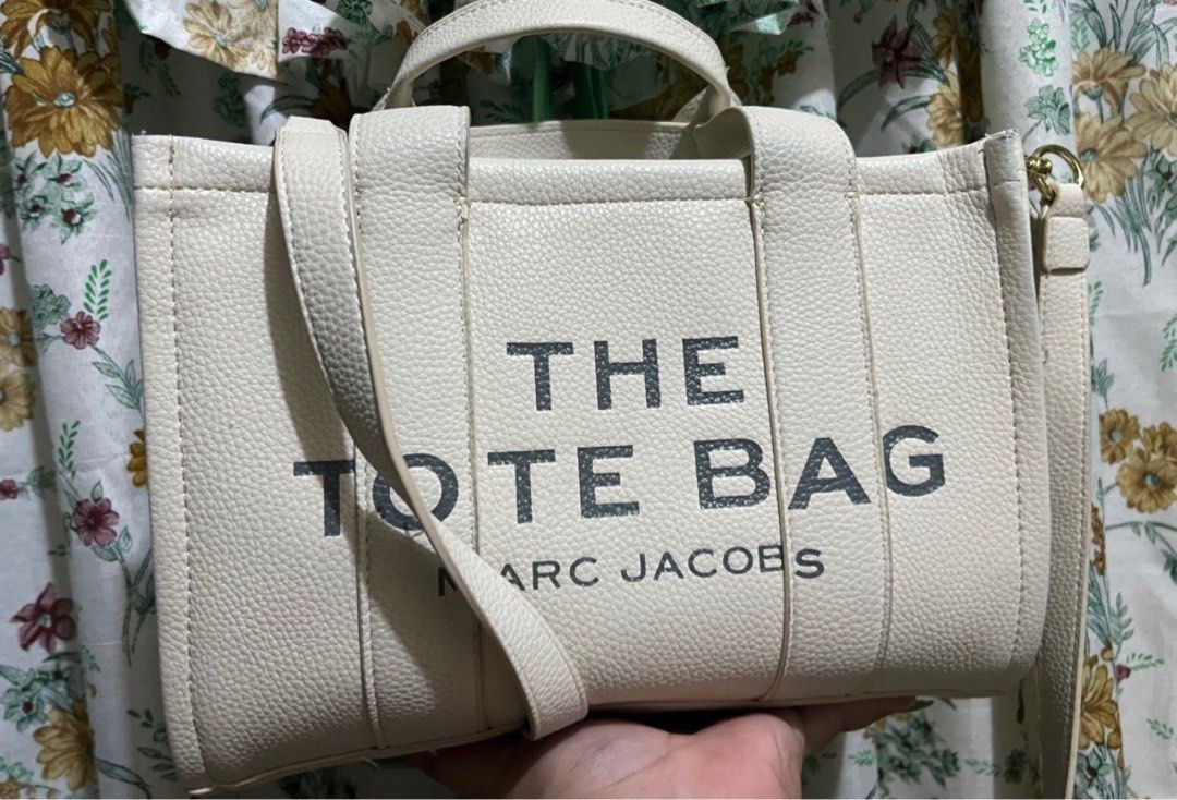 Marc Jacobs The Tote Bag (Category: Luxury Bags & Wallets) located in San Fernando. Submitted by leonag (Listing ID 1357402284, Image 1). Description: SUPER SLIGHT STAIN (focused 3rd pix) NO SLING pero 9/10 condition SUPER MURA PREMIUMCOPYYYYY.