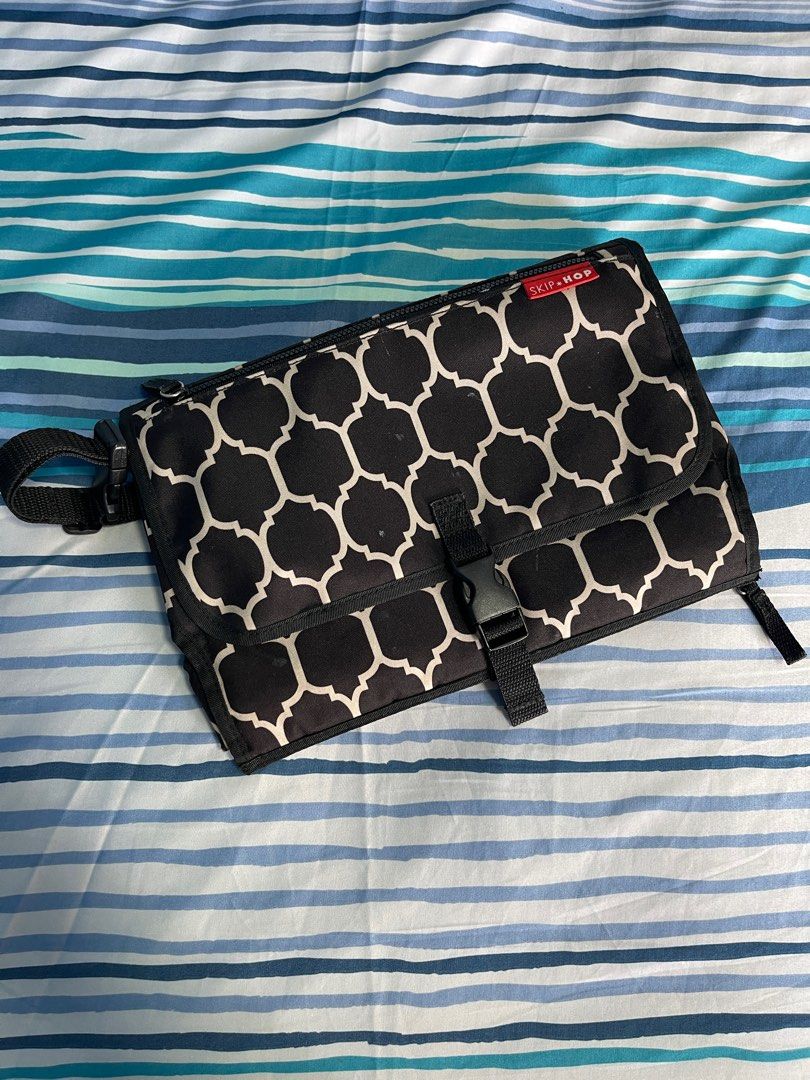 Skip hop diaper mat (Category: Changing Mats & Accessories) located in Quezon City. Submitted by klosetmanila (Listing ID 1357439353, Image 1). Description: .