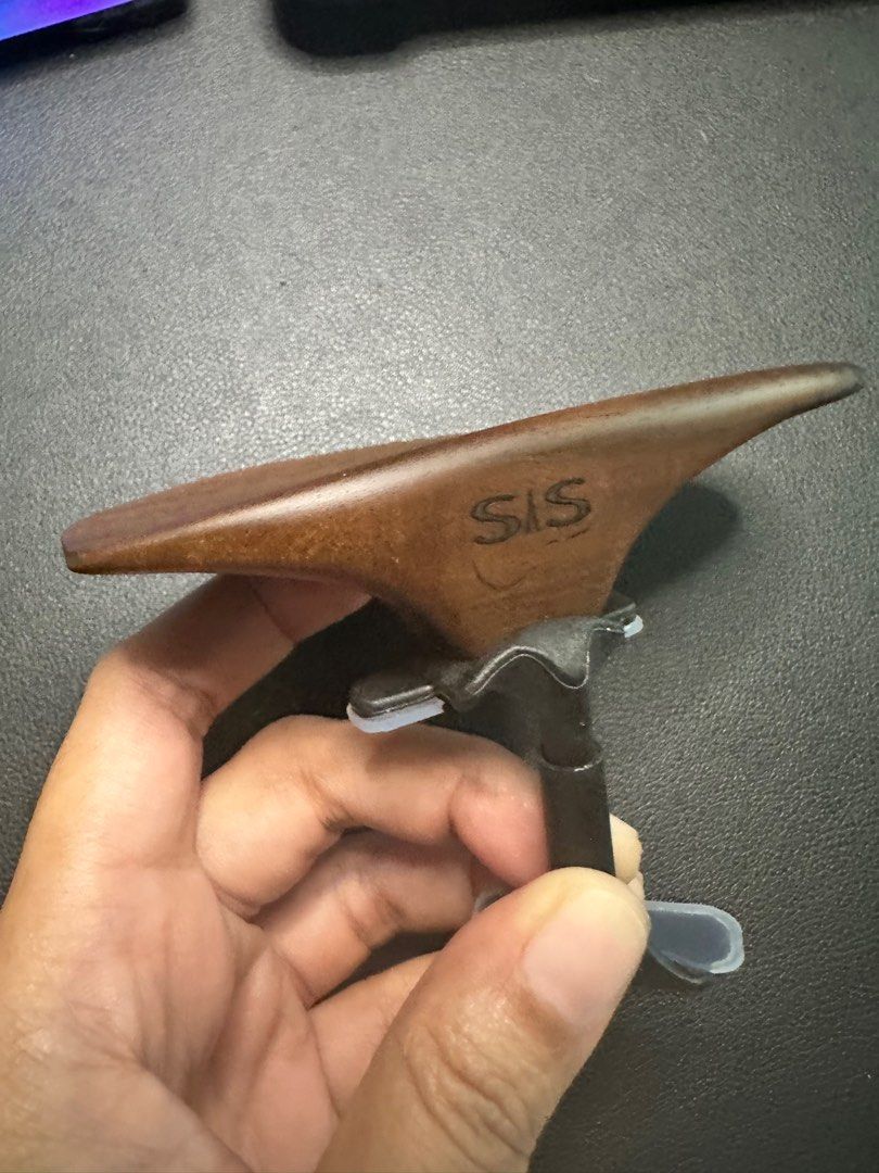 Violin SAS Chinrest (Category: Musical Instruments) located in Mandaluyong City. Submitted by maricris.sn (Listing ID 1357460710, Image 1). Description: Tried a few times, but won’t work for my electric violin setup. Bought from SAS rests online store..