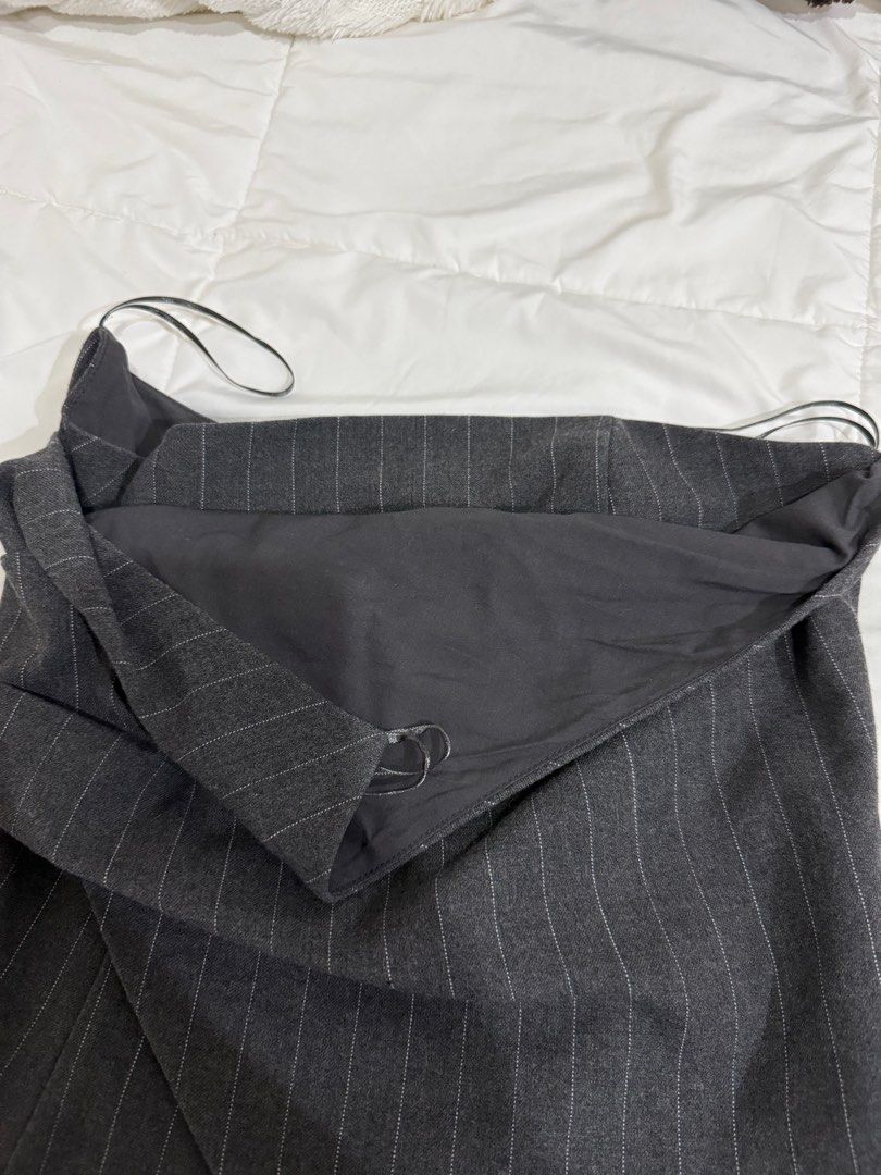 ZARA Pinstripe Corsetry Top (Category: Sleeveless) located in San Juan City. Submitted by sellingforless__ (Listing ID 1357544960, Image 2). Description: Size: S - true to size See pictures for waist measurement.