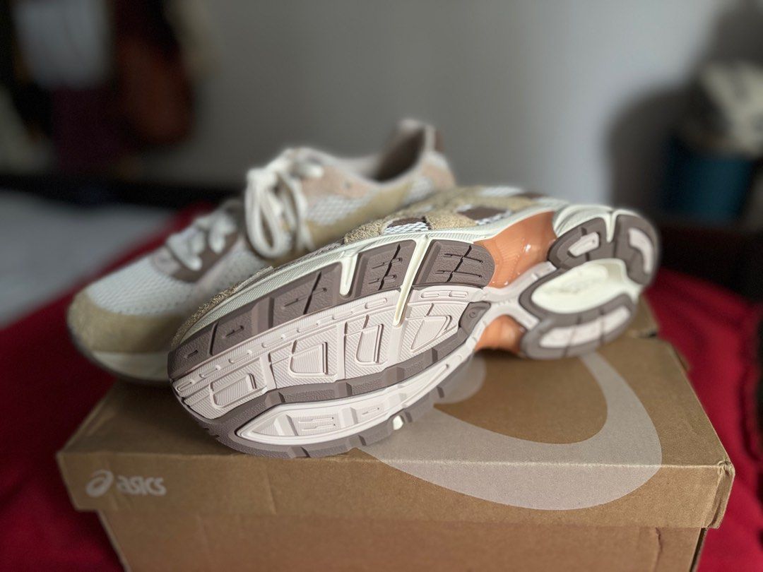 ASICS Gel 1130 Birch/Sand (Category: Sneakers & Footwear) located in Singapore. Submitted by marziezanis (Listing ID 1357742959, Image 2). Description: Got it as a birthday gift but was too late to exchange. TBH, wouldn’t be selling it if it was the right size 🙃 but oh wells~.