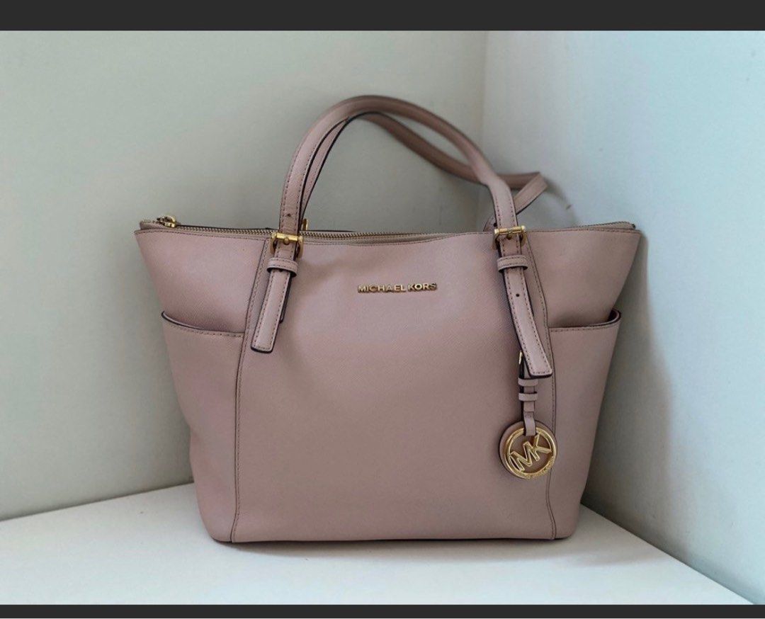 authentic micheal kors shoulder bag (Category: Luxury Bags & Wallets) located in San Pablo. Submitted by anshinsuru (Listing ID 1357721350, Image 1). Description: .