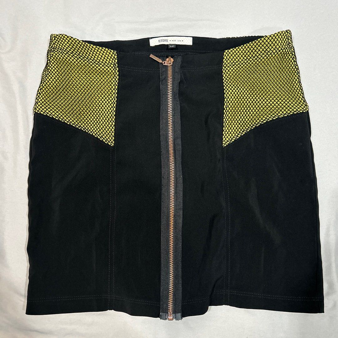 black skirt (Category: Skirts) located in Santa Rosa. Submitted by iriswears (Listing ID 1357608490, Image 2). Description: bershka.
