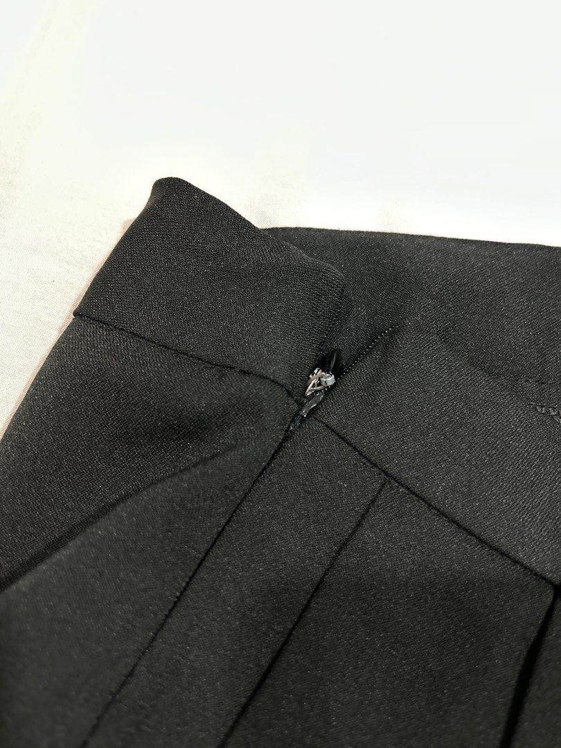 black skort (Category: Skirts) located in Santa Rosa. Submitted by iriswears (Listing ID 1357610246, Image 2). Description: see flaw.