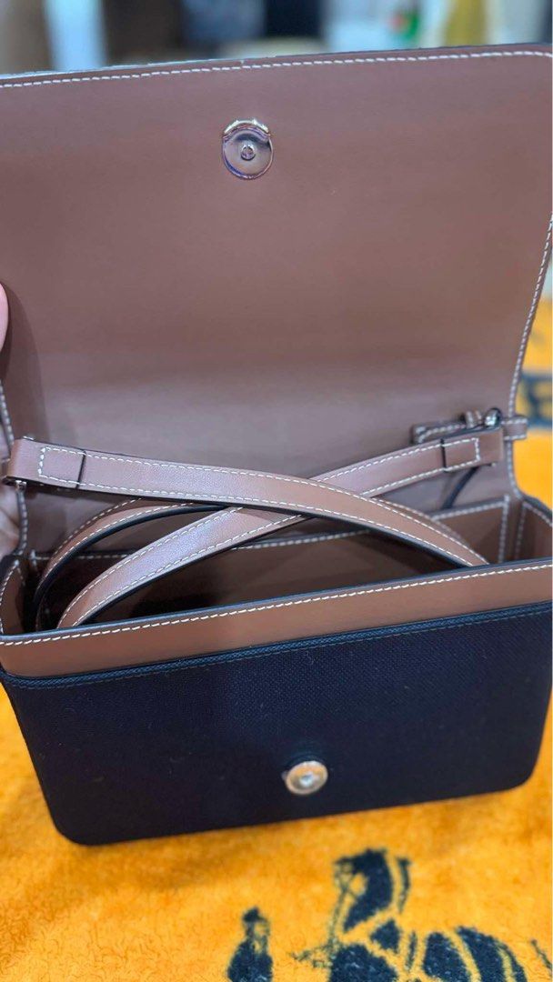 Authentic Burberry (Category: Luxury Bags & Wallets) located in Manila. Submitted by jey_ann014 (Listing ID 1357660098, Image 3). Description: FOR SALE❗️ Burberry Logo Printed Foldover Crossbody Bag Brandnew never been used Comes with: Dust bag, Card and Paper bag Selling Price: 45,000.