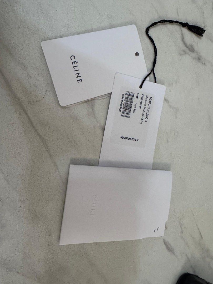 Celine wallet （分類：手袋及銀包）位於 Hong Kong。 由 ahkitkit222 提交（商品編號 1357747014，圖片 3）。簡介： Celine 銀包 有單 好新淨 有紙袋。