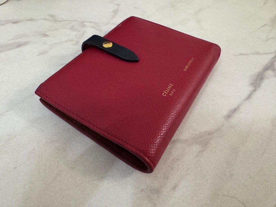 Celine wallet （分類：手袋及銀包）位於 Hong Kong。 由 ahkitkit222 提交（商品編號 1357747014，圖片 2）。簡介： Celine 銀包 有單 好新淨 有紙袋。