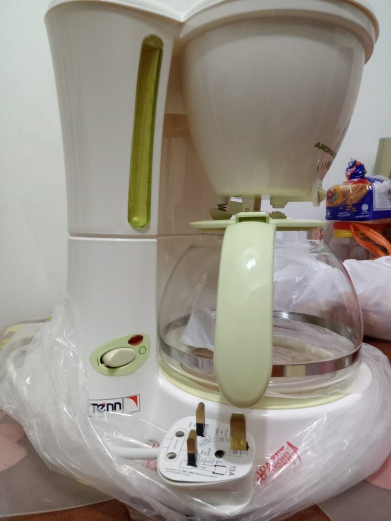 Coffee Maker Machine (Category: Coffee Machines & Makers) located in Kuala Lumpur. Submitted by daniel_hoong (Listing ID 1357723779, Image 1). Description: old gift unit, new set never used before, come with original box. 100% working condition Note, after sold no refund or exchange policy! Delivery fee excluded .