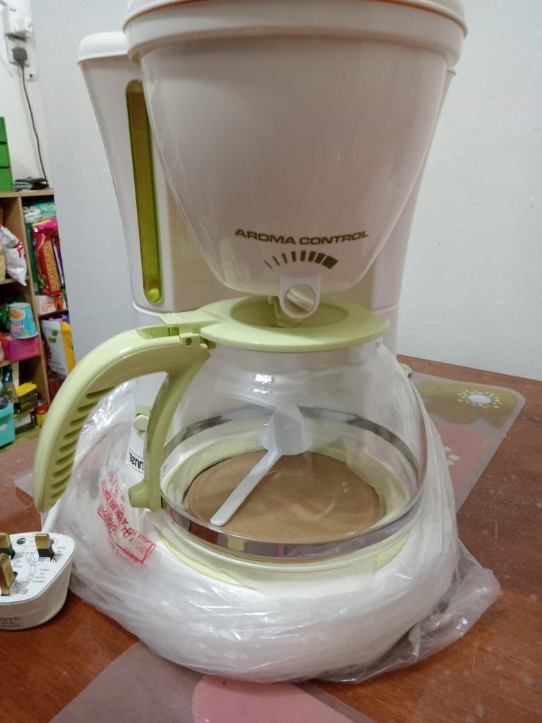 Coffee Maker Machine (Category: Coffee Machines & Makers) located in Kuala Lumpur. Submitted by daniel_hoong (Listing ID 1357723779, Image 2). Description: old gift unit, new set never used before, come with original box. 100% working condition Note, after sold no refund or exchange policy! Delivery fee excluded .