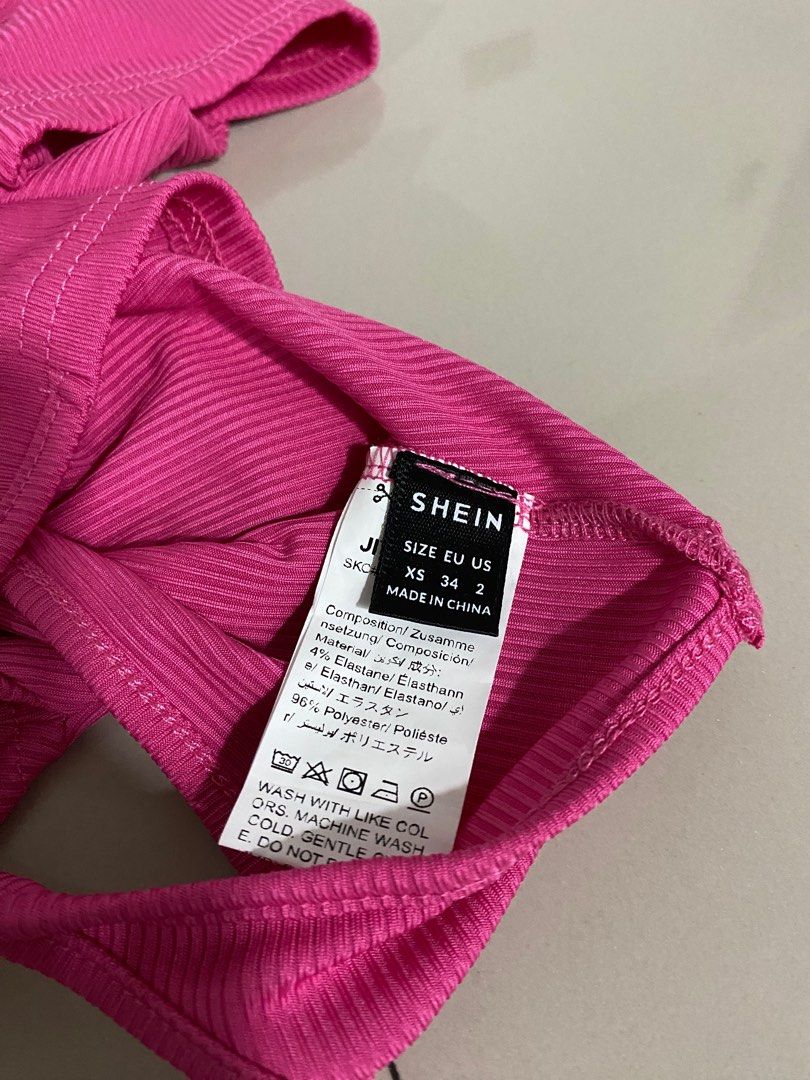 Crop top (Category: Others Tops) located in Antipolo. Submitted by random.findss (Listing ID 1357755492, Image 3). Description: Rfs: wrong size Open back.
