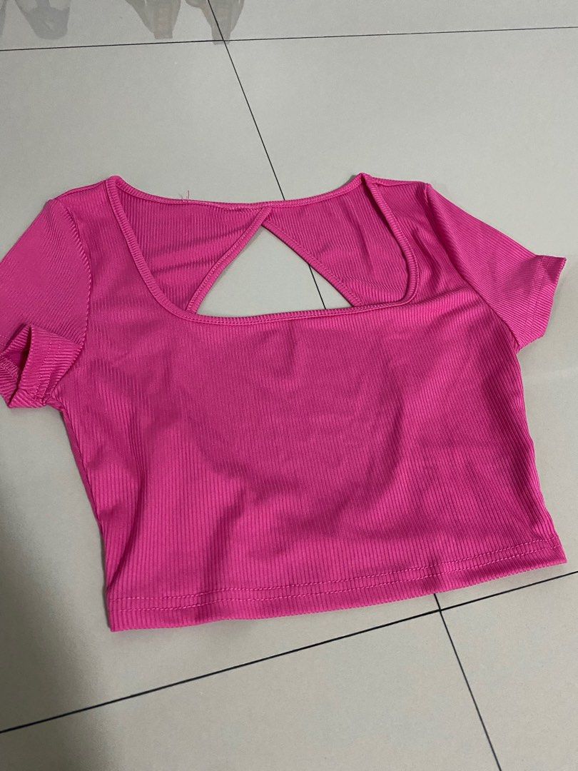 Crop top (Category: Others Tops) located in Antipolo. Submitted by random.findss (Listing ID 1357755492, Image 1). Description: Rfs: wrong size Open back.