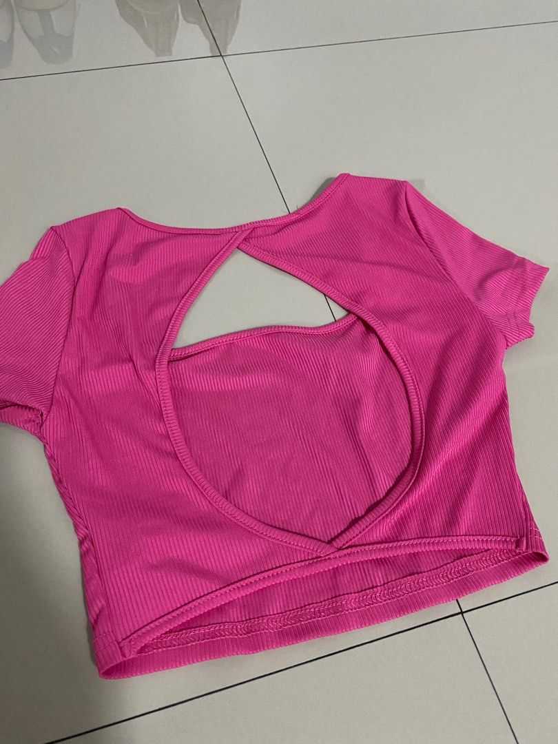 Crop top (Category: Others Tops) located in Antipolo. Submitted by random.findss (Listing ID 1357755492, Image 2). Description: Rfs: wrong size Open back.
