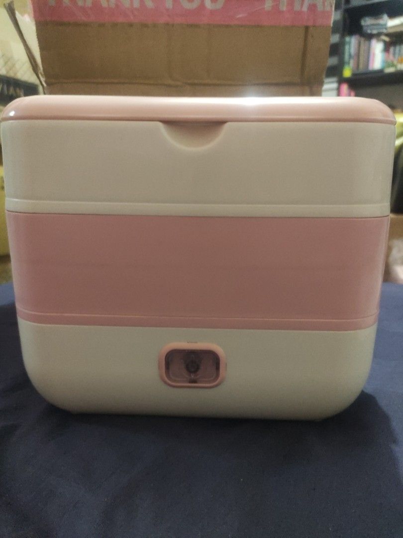 Electric Lunch Box Cooker (Category: Cookers) located in Kuala Lumpur. Submitted by tokocikgu (Listing ID 1357771843, Image 1). Description: Dapat sekali 4 bekas stainless steel bersama penutup dan manual penggunaan dalam kotak. Percuma set kulinari dlm bekas sedondon warna pink pastel (sudu, garfu, choptick). Dulu beli sbb nak guna masak & panaskan bekal kat ofis tapi tak sempat guna sgt sbb dah berhenti keje ofis. Sempat guna 2-3 kali je dulu. 