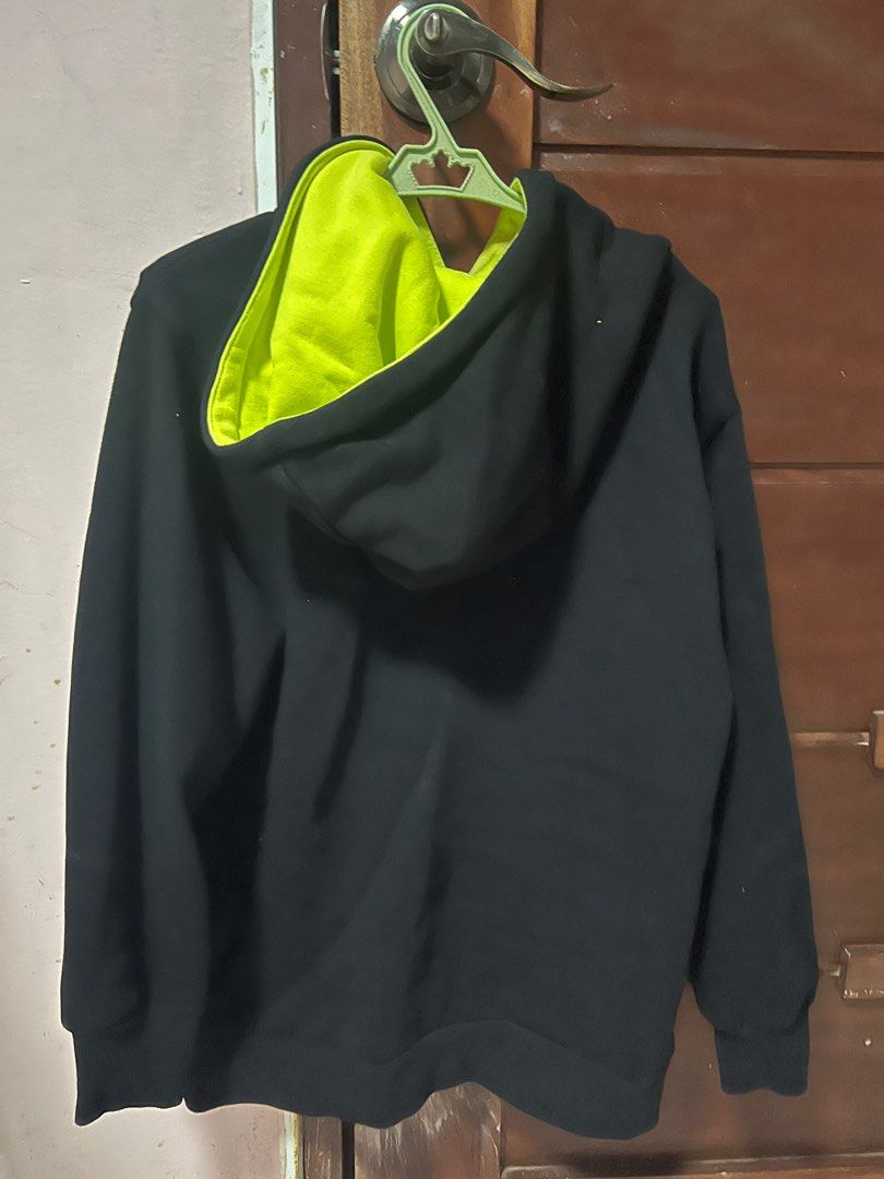 Guess Sweater (Category: Coats, Jackets and Outerwear) located in Kawit. Submitted by thoris (Listing ID 1357639728, Image 2). Description: Authentic Seldom used With Guess paper bag.