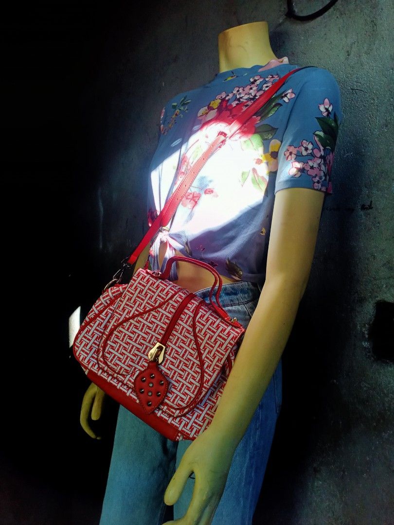 Kimbel Shoulder/Handbag (Category: Luxury Bags & Wallets) located in Taguig. Submitted by Wacofancy (Listing ID 1357671054, Image 3). Description: .