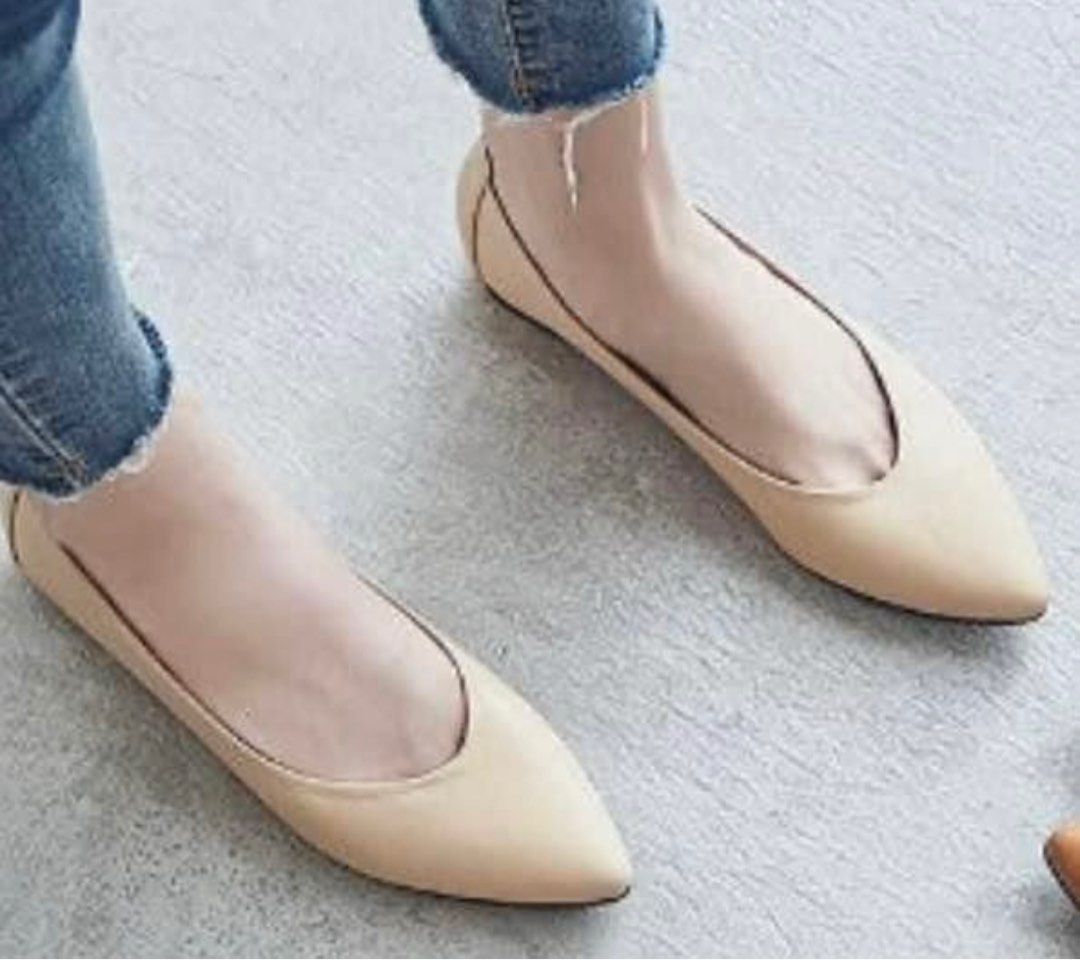 Nude Flat Sandals (Category: Flats & Sandals) located in Manila. Submitted by eeckx (Listing ID 1357691464, Image 2). Description: Used once only. Super Ganda and classy! Maliit lang kasi shoe size ko mommies. Baka want niyo sa little girls niyo. Bought it sa abroad pa. .
