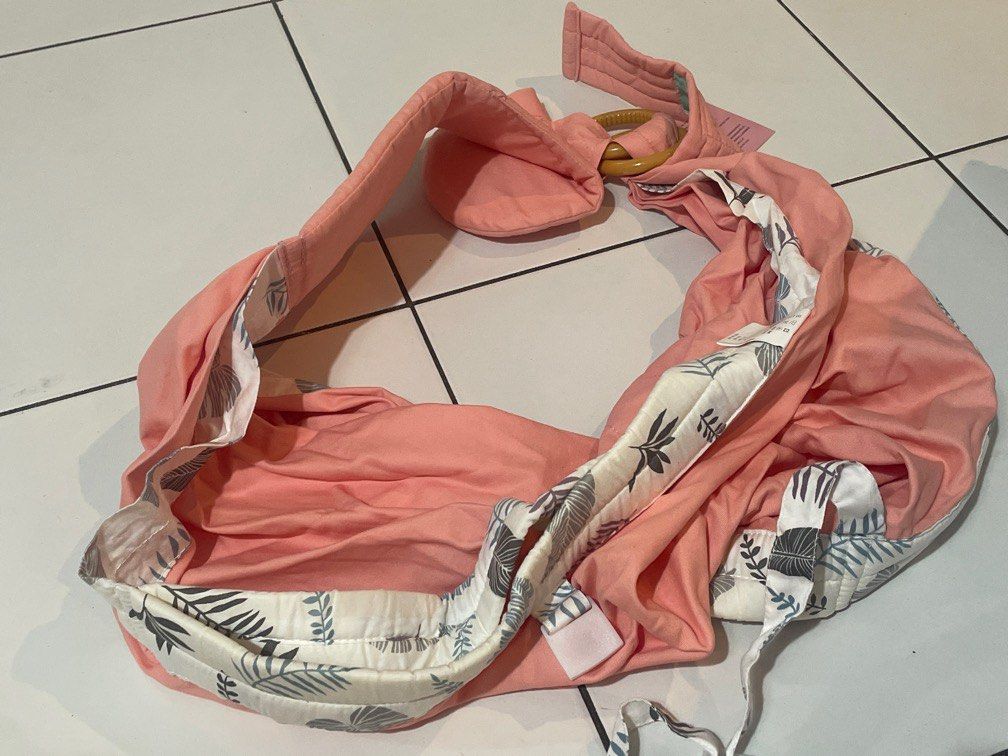 Pink Baby Carrier Ring Sling (Category: Carriers & Slings) located in Manila. Submitted by hrhczarina (Listing ID 1357694694, Image 3). Description: .