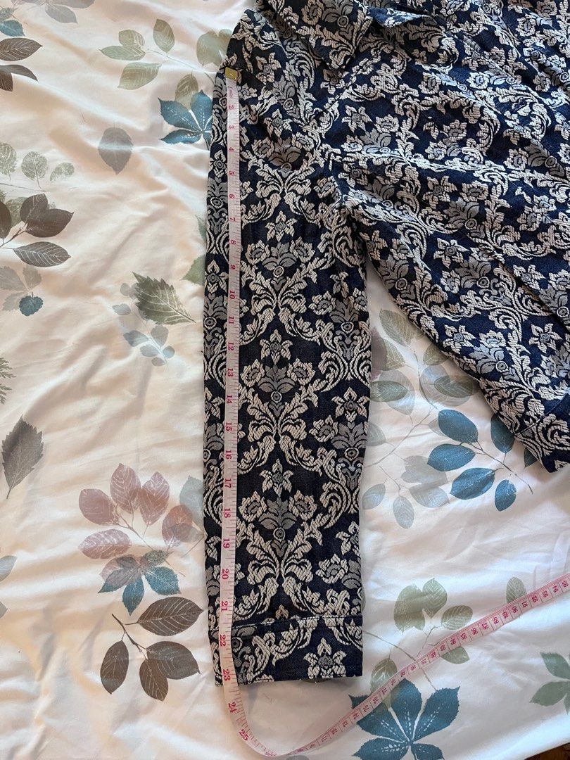 Printed blazer/coat (Category: Others Tops) located in Pasig City. Submitted by tetcha (Listing ID 1357691429, Image 3). Description: Payment via BDO/Gcash/Maya Delivery via Lalamove, Gogo Express, J&T .