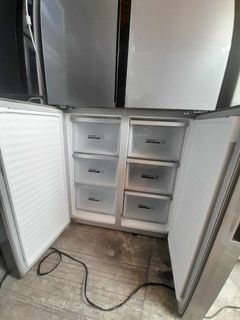 Refrigerator side by side