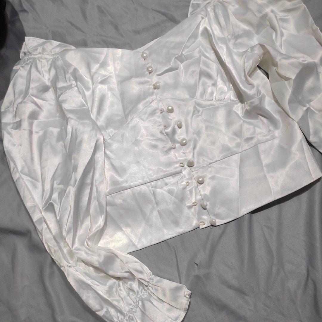 White Satin Korean Long Sleeve Top (Category: Longsleeves) located in Paranaque City. Submitted by _____j.97 (Listing ID 1357705200, Image 1). Description: — used once! and natambak na lang hehe — satin yung tela but hindi mainit suotin — no flaws and when worn — size S-Semi Large — LAST PRICE — mop: gcash — mod: jnt/lalamove thanks!!.