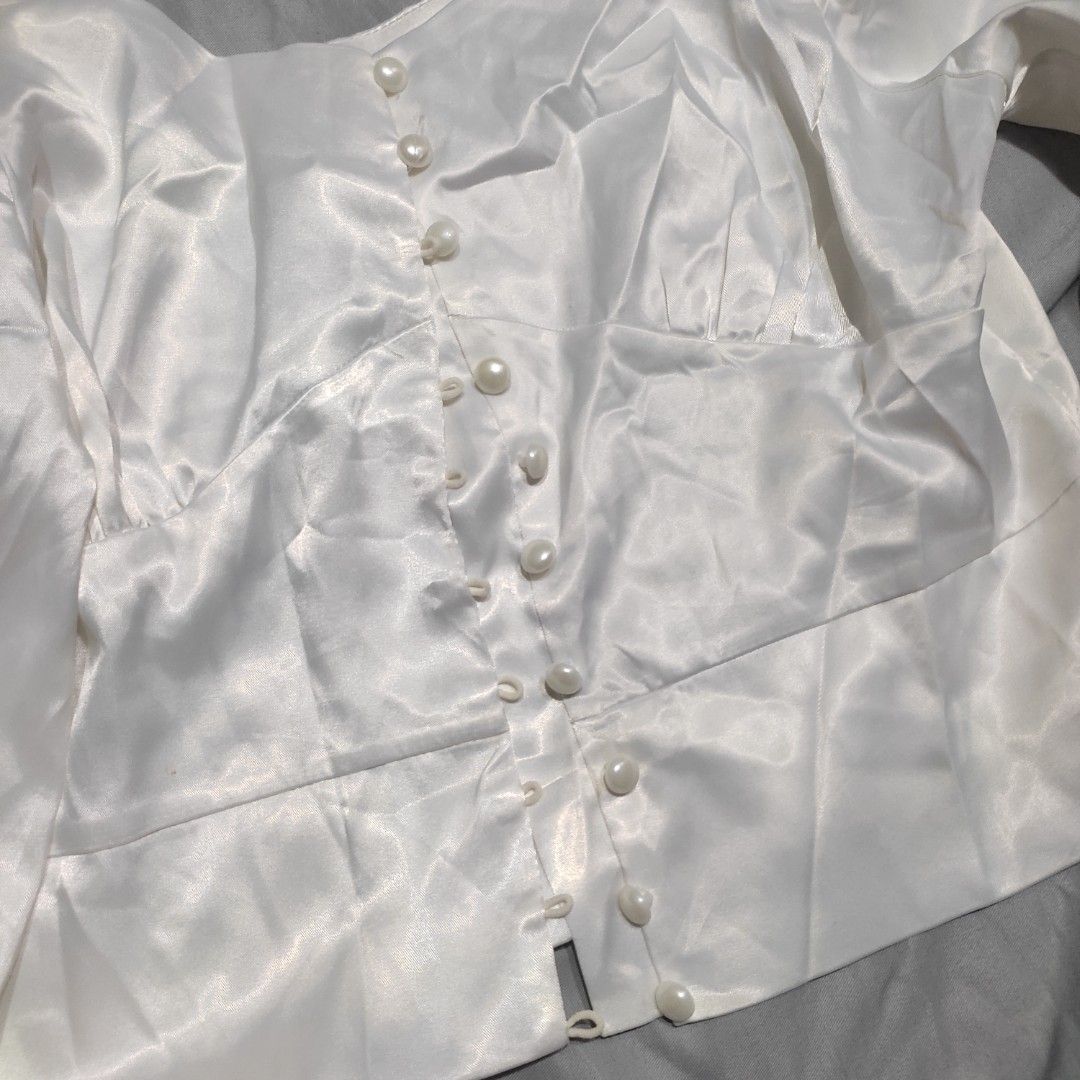 White Satin Korean Long Sleeve Top (Category: Longsleeves) located in Paranaque City. Submitted by _____j.97 (Listing ID 1357705200, Image 2). Description: — used once! and natambak na lang hehe — satin yung tela but hindi mainit suotin — no flaws and when worn — size S-Semi Large — LAST PRICE — mop: gcash — mod: jnt/lalamove thanks!!.